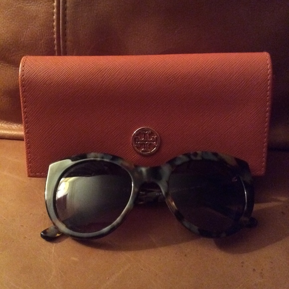 Tory Burch Sunglasses - Picture 3 of 6